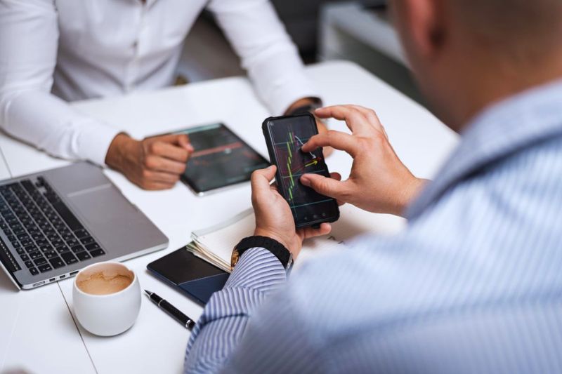 Profesional revisando estado de transferencia internacional de salario en dolares desde aplicacion movil